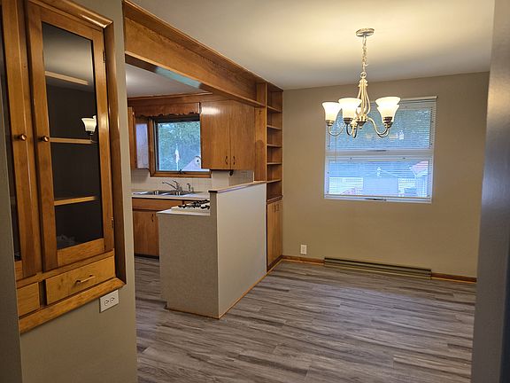 dining room to kitchen