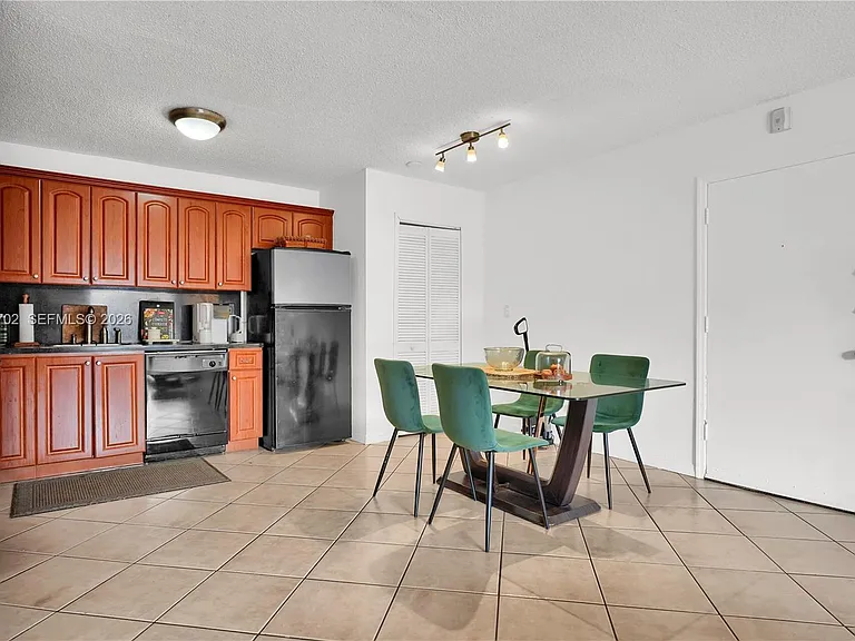 10786 N Kendall Dr #D18 — Photo 6