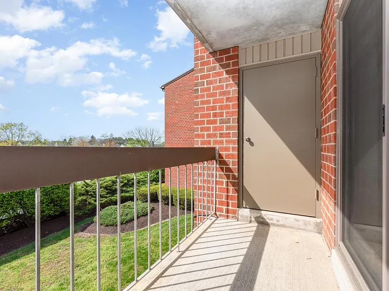 1210 Hampton Hill Ct #H — Photo 16