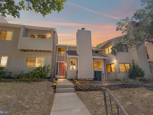 2203 Saunders Dr, Herndon, VA 20170