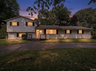 2720 Merelus Dr, Waterford, MI 48329