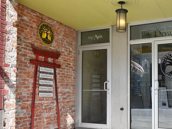 4th image of 108 Main Street