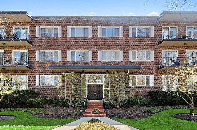 1st image of 90 Franklin Pl E APT 305