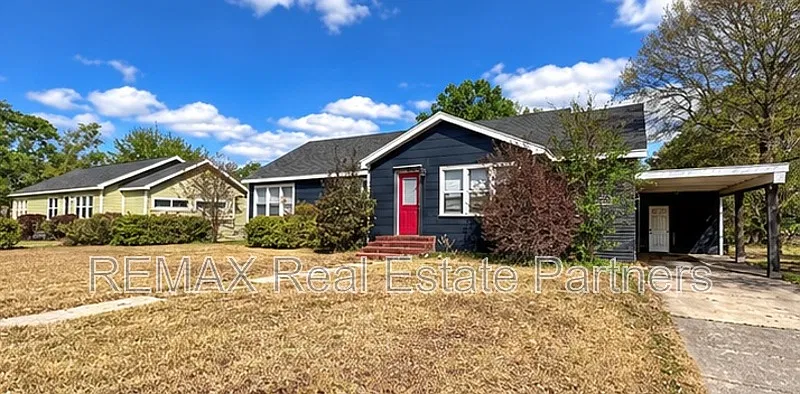 3 bed, 2.0 bath, 1444 sqft, $1,600 — Photo 1