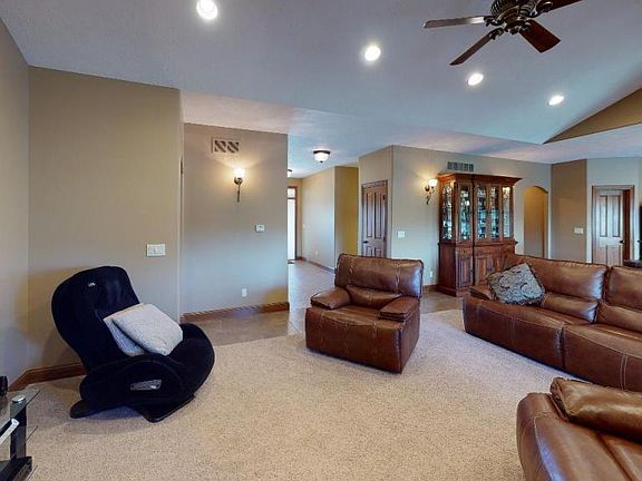 3rd image of 19 Venetian Dr
