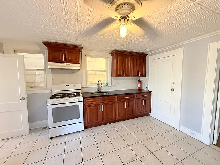 122 Cross St #1 — Photo 4