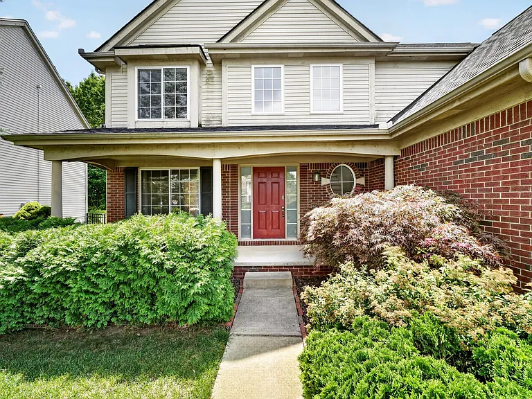 392 Sedgewood Ln — Photo 3
