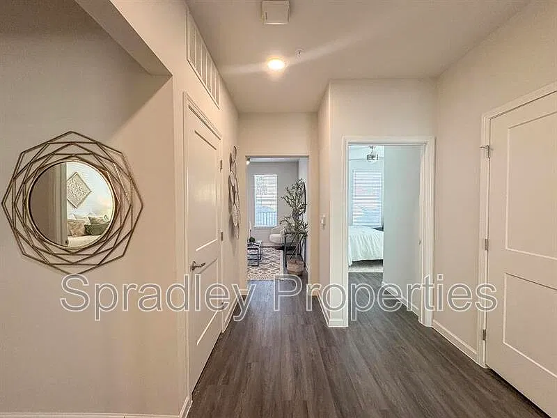 3 bed, 2.0 bath, 1090 sqft, $1,599 — Photo 2