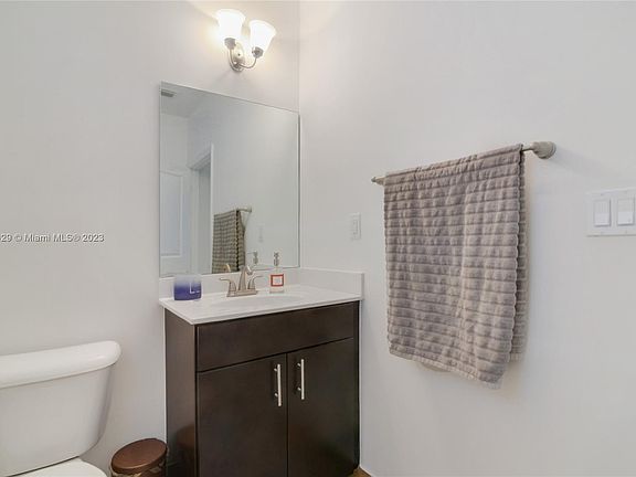4th image of 309 NE 194th Ln