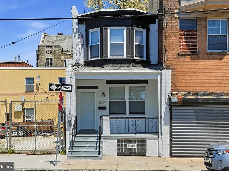 2209 W Toronto St — Photo 1