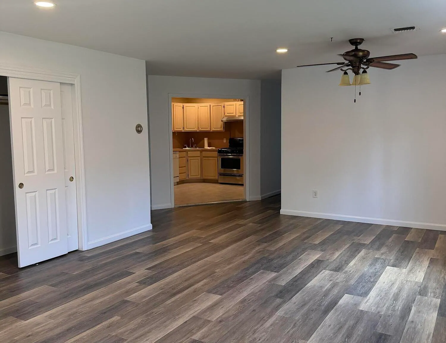 3 bed, 1.5 bath, 7392 sqft, $3,200 — Photo 3