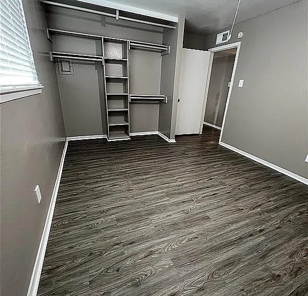 Trailwood Village Apartments - Abberly Closet Design