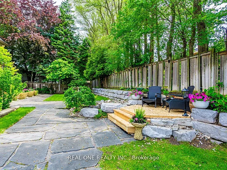 15 Royal Oak Dr — Photo 32