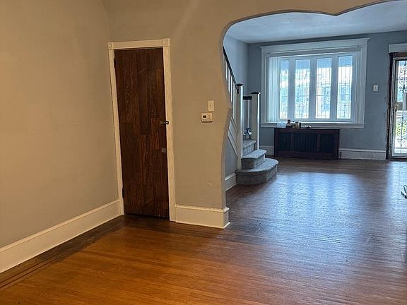 3rd image of 928 W Fisher Ave