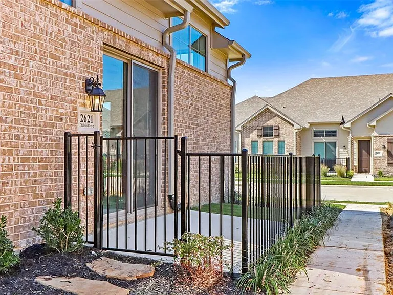 2621 Chablis Dr — Photo 15