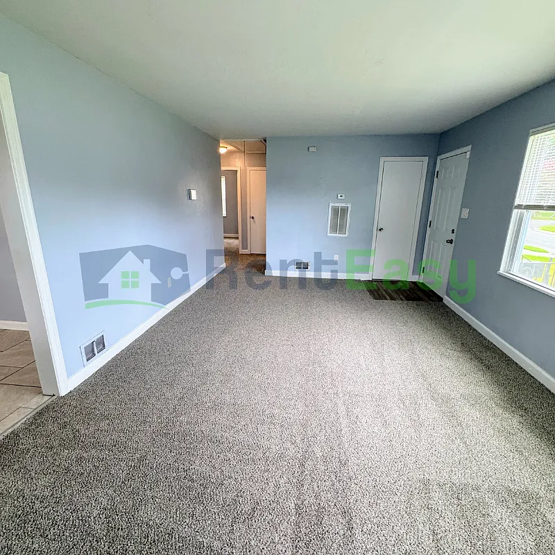 3 bed, 1.0 bath, 924 sqft, $1,645 — Photo 3