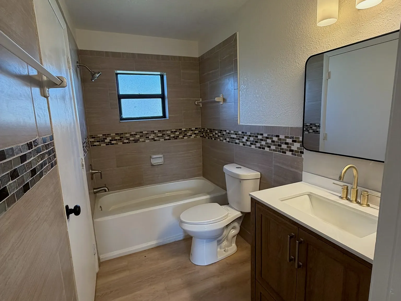 1115 N 16th Ct — Photo 3