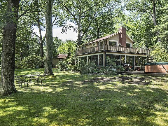 4th image of 301 Green Briar