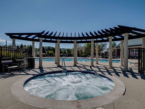4th image of 894 Meadowcrest Way