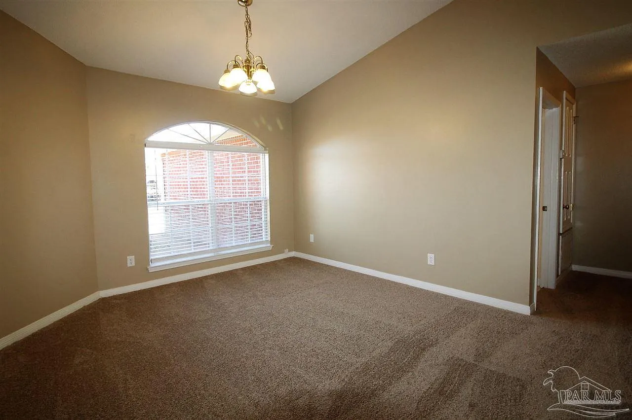 4 bed, 3.0 bath, 2500 sqft, $2,500 — Photo 3