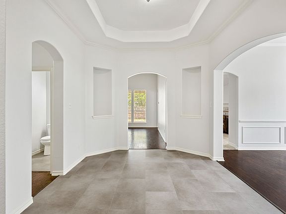 2nd image of 9 Roosevelt Ct