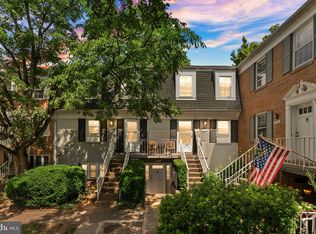 6111 Strasburg Dr, Centreville, VA 20121