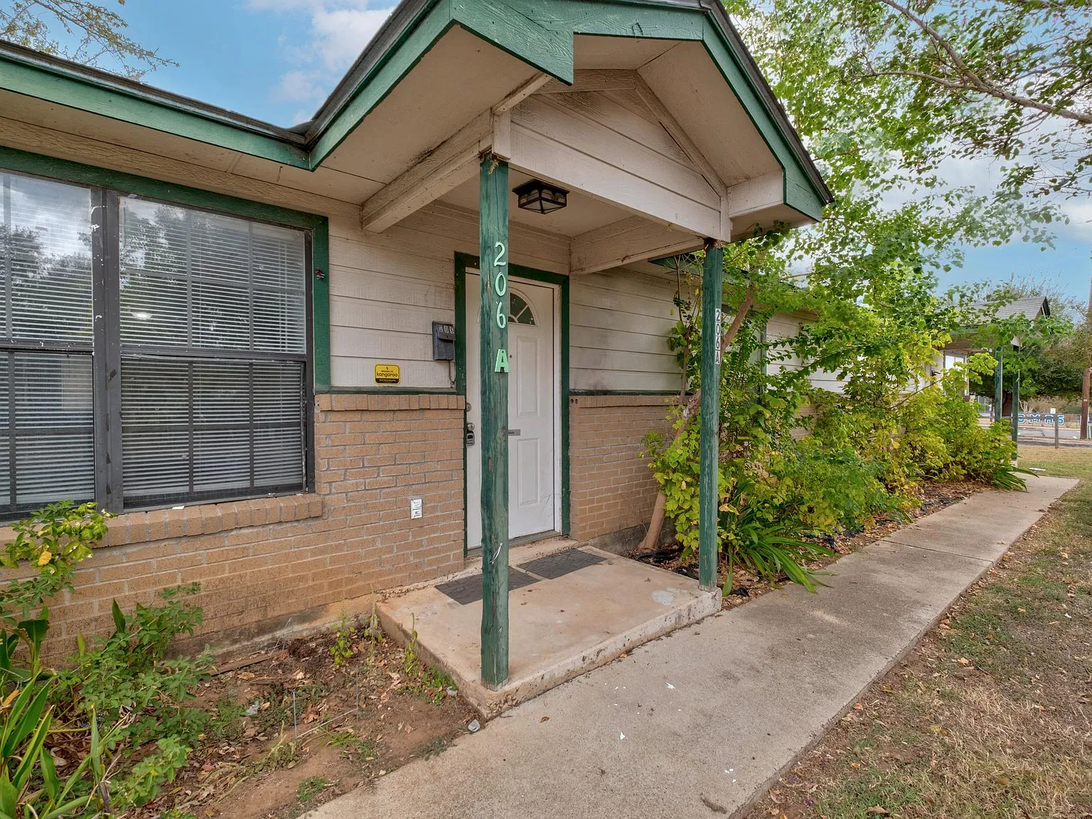 2 bed, 1.0 bath, 910 sqft, $1,295 — Photo 1