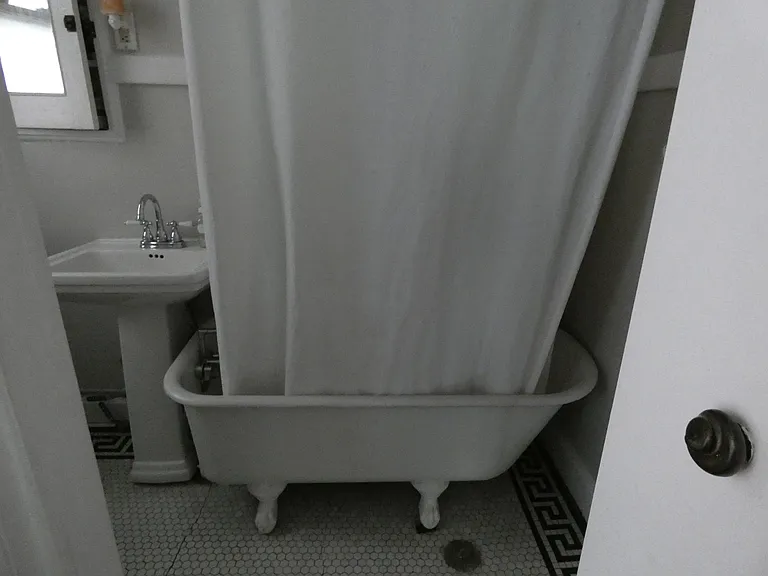 bath/shower tub