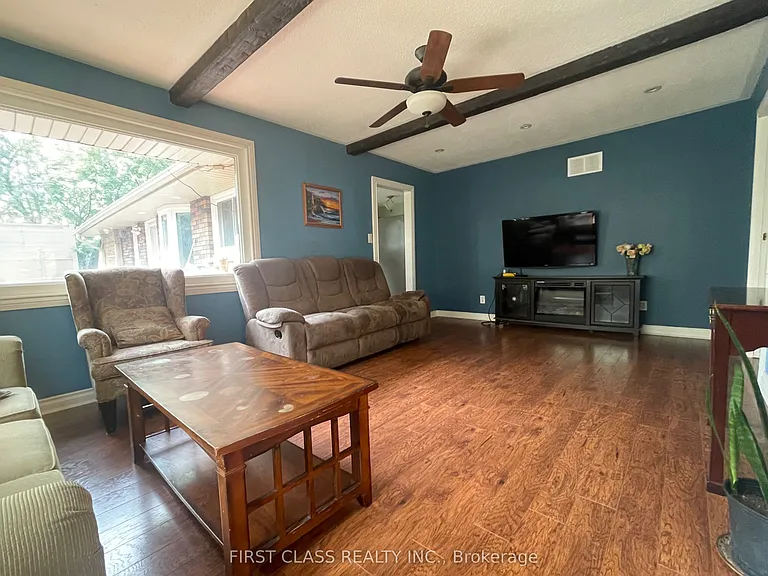 251 Scott Ave — Photo 2