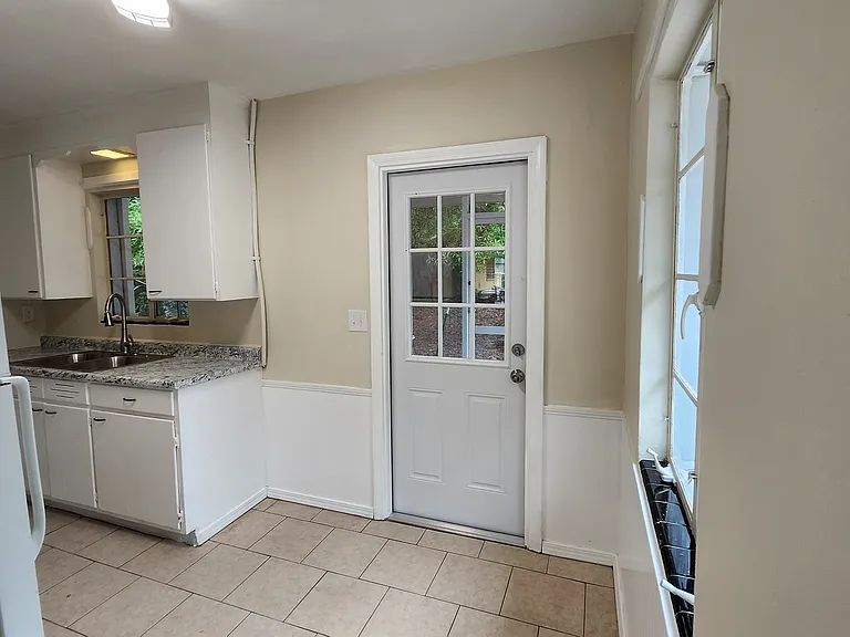 646 Ditmar St — Photo 7