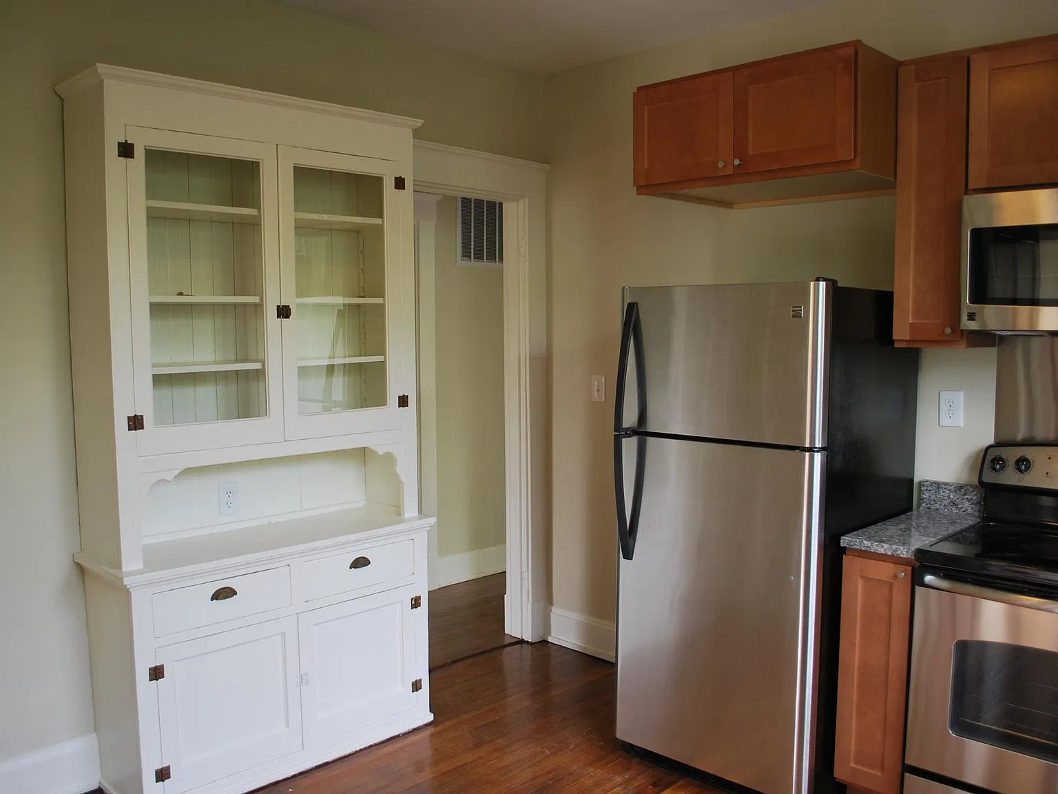 5 bed, 3000 sqft, $2,500 — Photo 2
