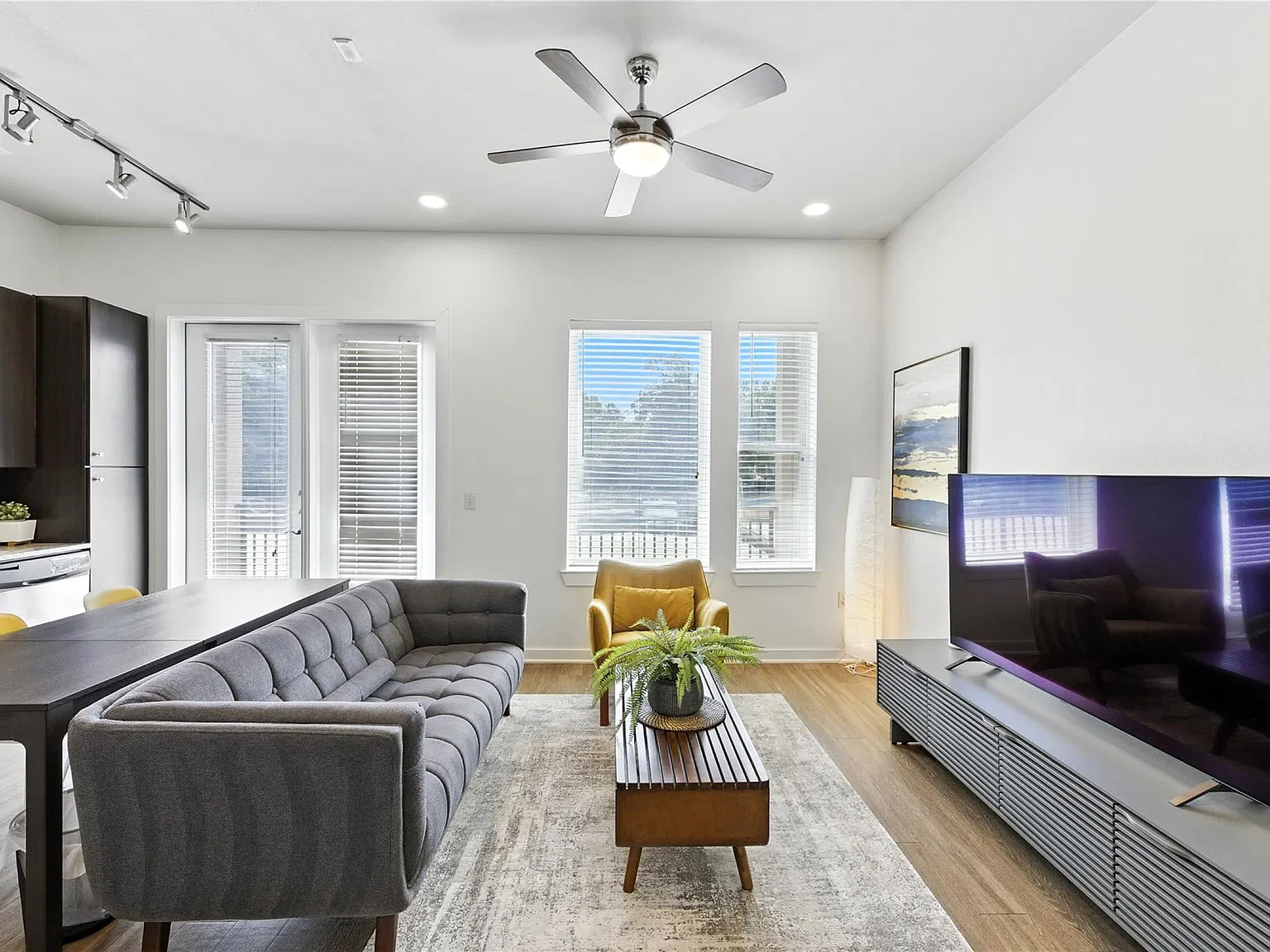 1 bed, 1.0 bath, 677 sqft, $1,975 — Photo 3