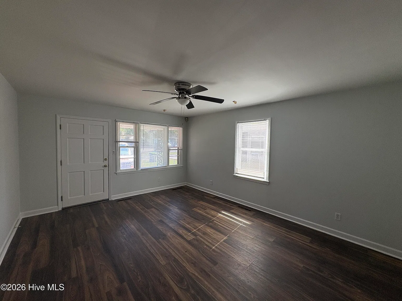 3 bed, 1.0 bath, 1200 sqft, $1,350 — Photo 2