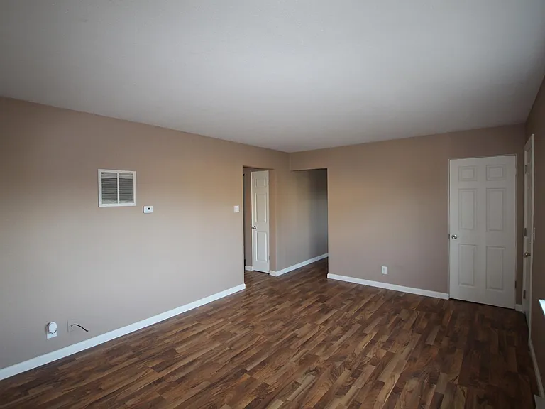 200 Maple Park Dr — Photo 4