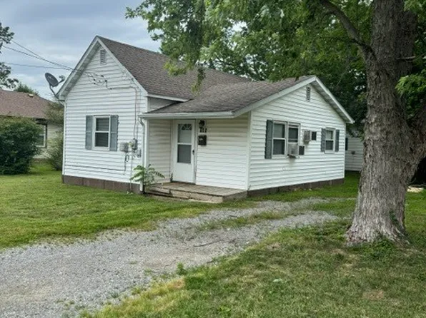 105 S 3rd St, Marion, IL 62959