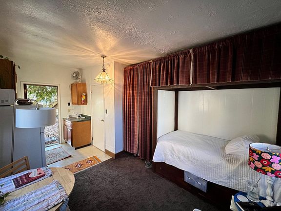 4th image of 510 S Woodlawn Ave APT 17