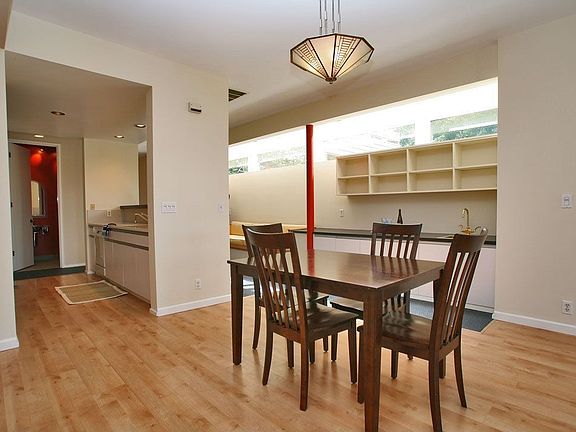 4th image of 551 Winslow Way W