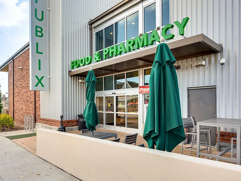 Publix and many other popular locations in close walking distance!