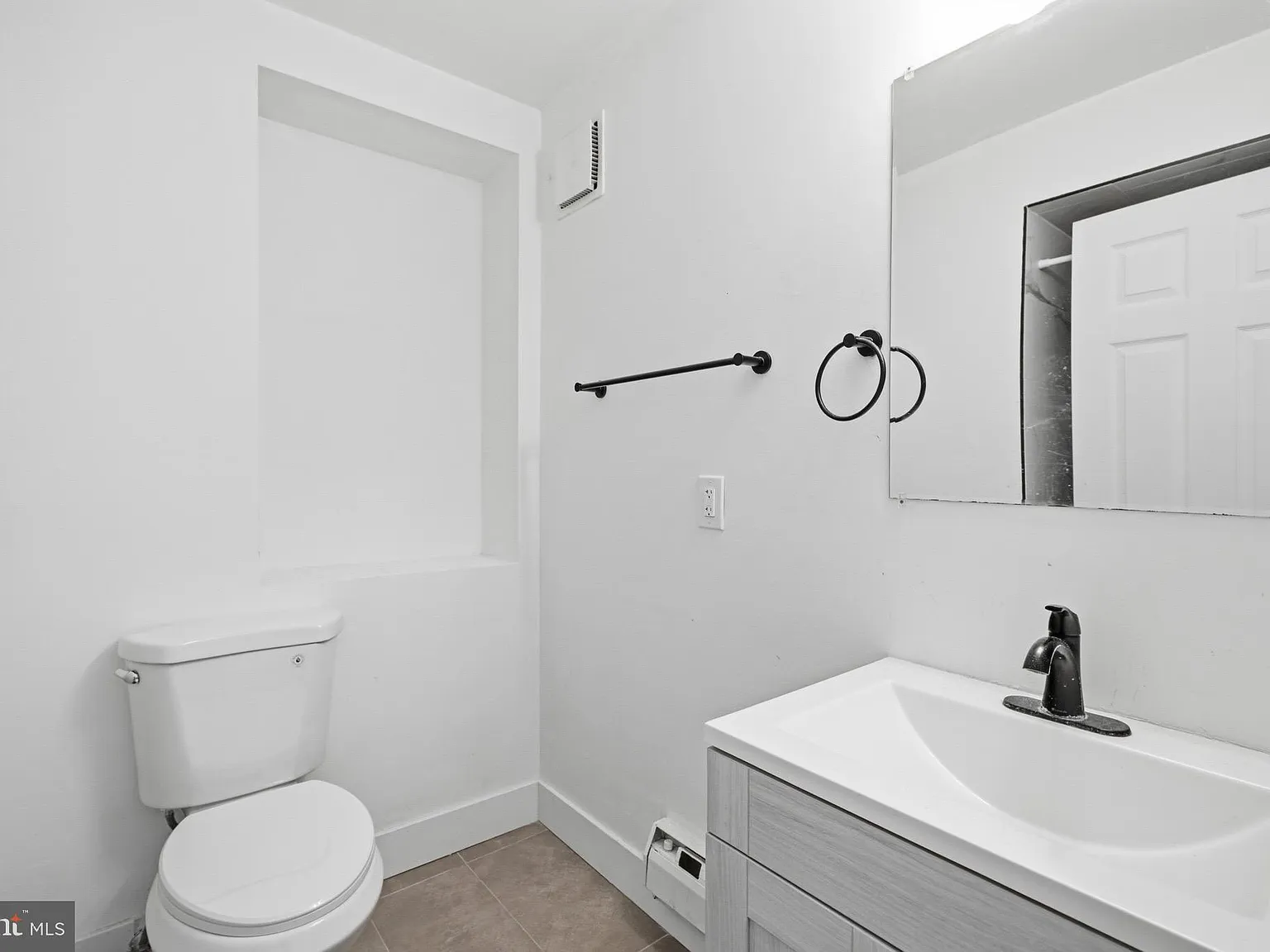 Studio, 2160 sqft, $1,080 — Photo 3