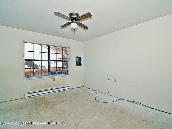 4th image of 547 Sheffield Court #A