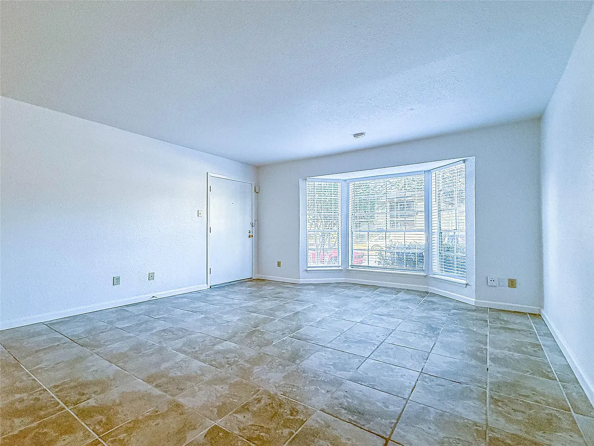 Building Photo - 9201 Clarewood Dr #198
