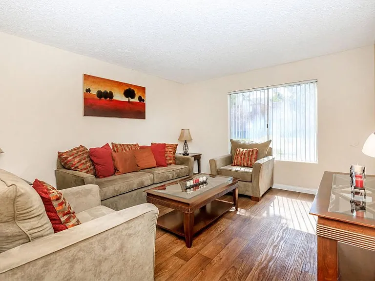 Sunset View Apartments — Photo 33