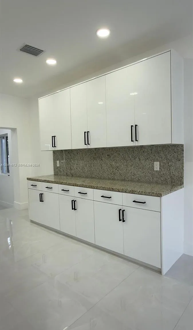 5 bed, 3.0 bath, 1752 sqft, $5,800 — Photo 2