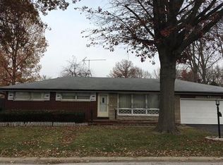 208 Redwood Dr, Godfrey, IL 62035