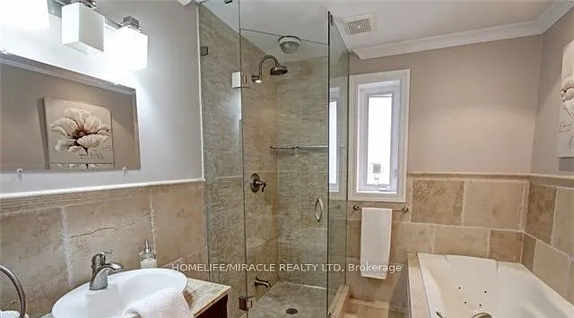 1058 Alexandra Ave W #UPPER — Photo 4