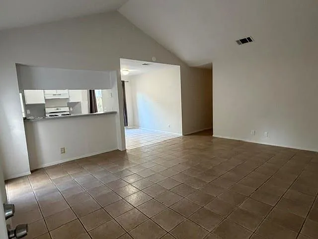 3 bed, 2.0 bath, 2076 sqft, $1,525 — Photo 2