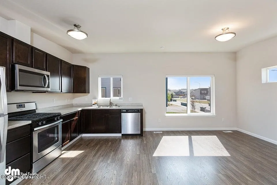 3 bed, 2.0 bath, 1000 sqft, $2,050 — Photo 2
