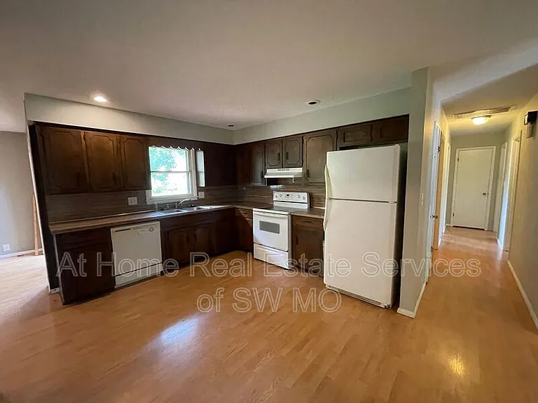 1236 W Winkler St — Photo 6