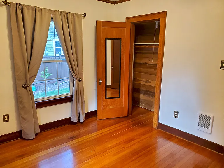 1126 Rainier Ave — Photo 15