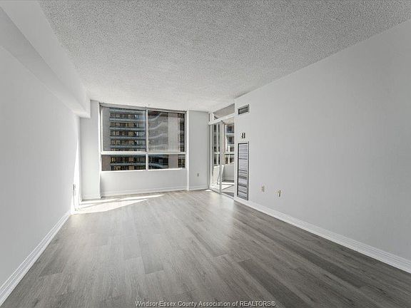 4th image of 75 Riverside Dr W #906